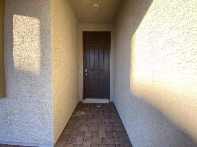 Building Photo - 4 BED 2.5 BATH 2 CAR GARAGE,  LARGE CORNER...