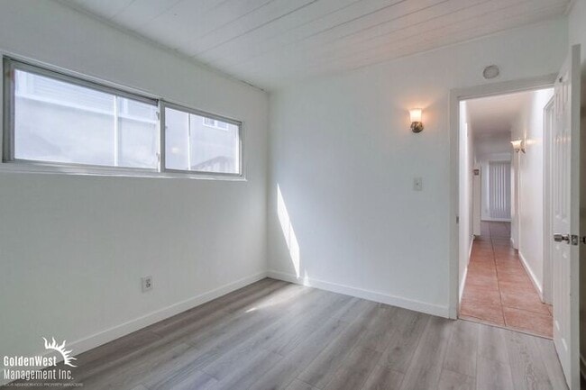 Building Photo - Modern 3Bdm 1Ba Duplex Home in Desirable Point Loma Heights Neighborhood!