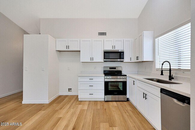 Building Photo - 613 W Rosemonte Dr