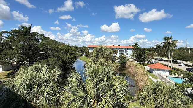 Building Photo - 605 S Pine Island Rd