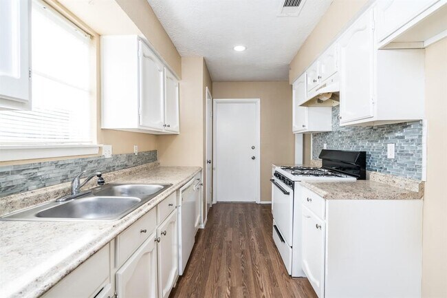 Building Photo - 9903 Cane Creek Dr