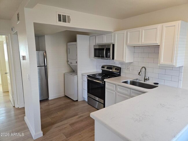 Building Photo - 1330 E Highland Ave