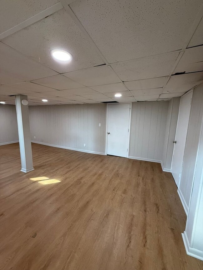 Building Photo - Newly updated 3 bedroom 1 bath with hardwo...