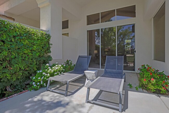 Building Photo - 425 Desert Holly Dr
