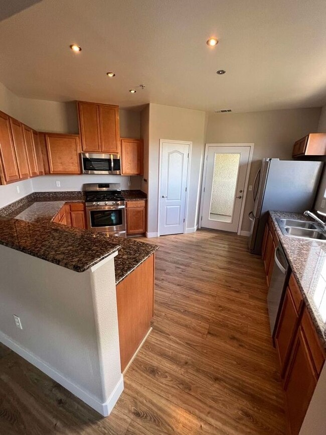 Building Photo - Stunning 2-bedroom PLUS LARGE BONUS ROOM/L...