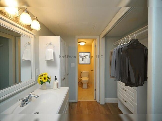 Building Photo - Charming 2-Bedroom Condo in St. Petersburg