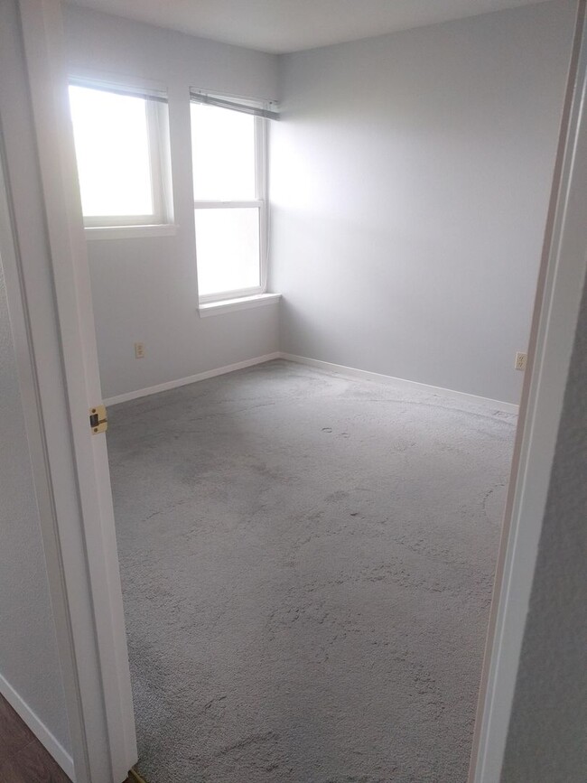 Building Photo - Gorgeous 1 bedroom in the heart of Queen A...