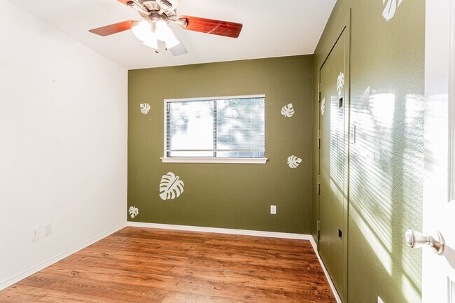 Building Photo - Spacious 4BD/2.5BA Two-Story Home with Lar...
