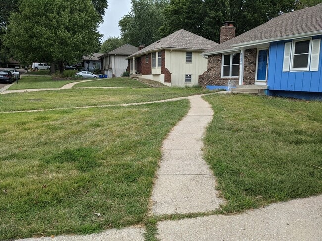 Building Photo - Recently updated Raytown single family home