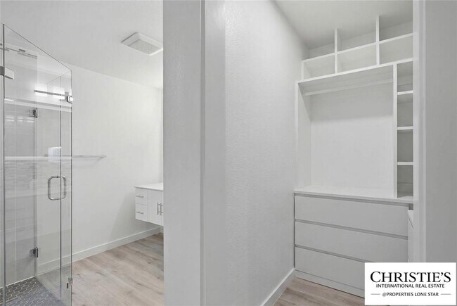 Building Photo - 8901 Grandview Dr