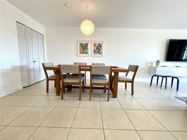 Building Photo - 10101 E Bay Harbor Dr