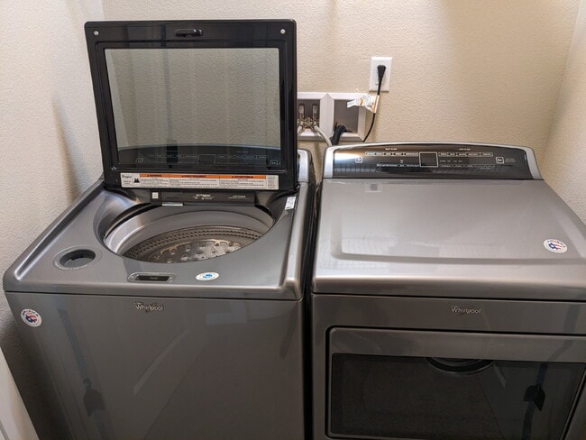 Building Photo - Luxury Open Concept Townhome in Quiet Littleton Neighborhood Complete with Mountain Views!