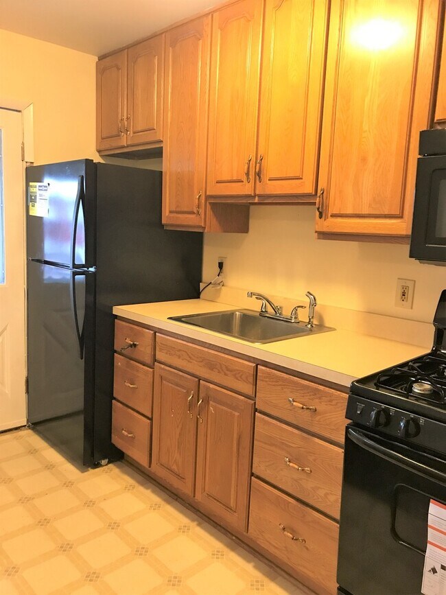 Building Photo - 3 Bedroom Townhome in Morrell Park - Finis...