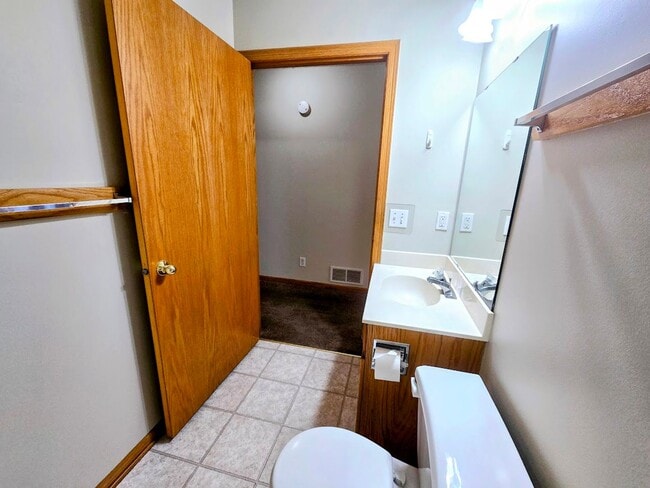 Building Photo - Charming 2-Bedroom, 2-Bathroom Home with Sunroom & Patio in Woodbury, MN