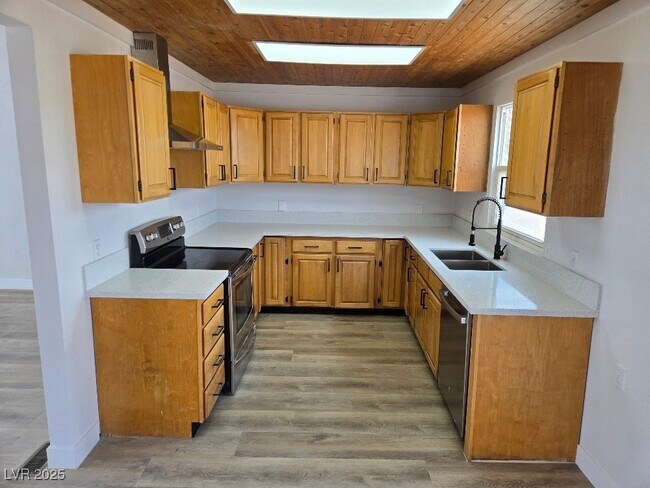 Building Photo - 270 W Patricia Ave