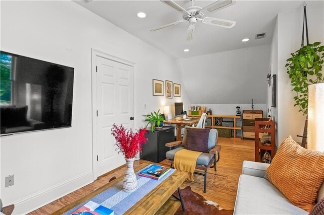 Building Photo - 565 Harold Ave NE