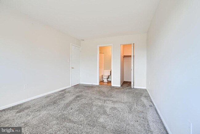 Building Photo - 130 Royal Oak Dr