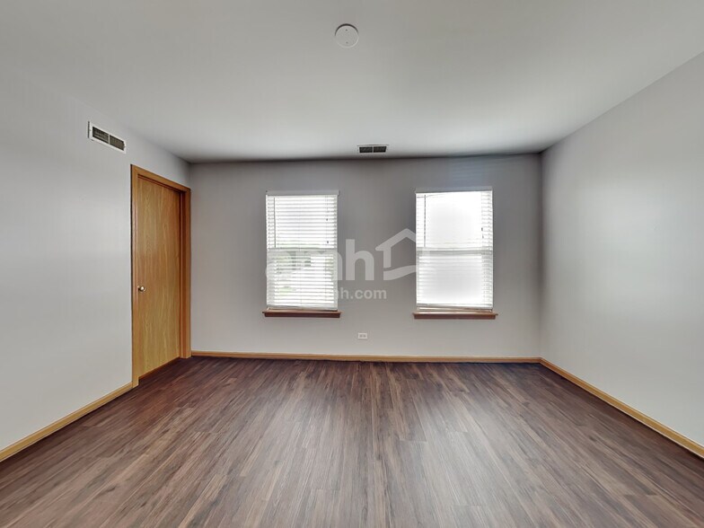 Building Photo - 2046 Middlebury Dr