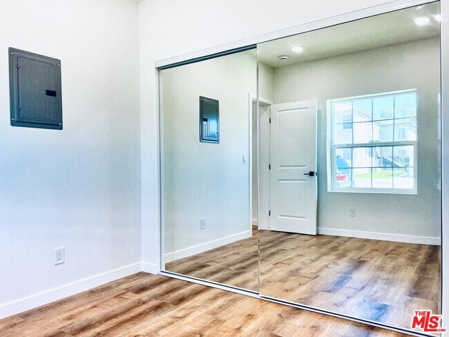 Building Photo - 938 W Glenoaks Blvd
