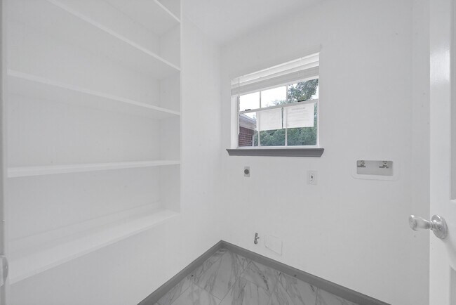 Building Photo - 3515 Walden Dr