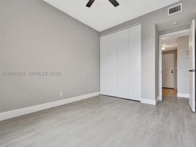 Building Photo - 400 N Riverside Dr