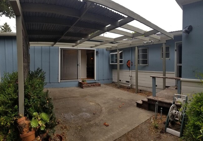 Building Photo - 5 bedrooms 2 baths close to campus and huge Backyard!