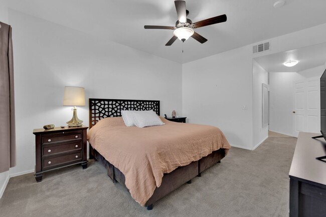 Building Photo - Charming 2 bedrooms 2 Bathrooms in the Amb...