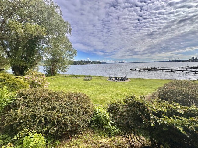 Building Photo - Rare Kirkland Condo on the Juanita Waterfront! Available August 1st, 2026!