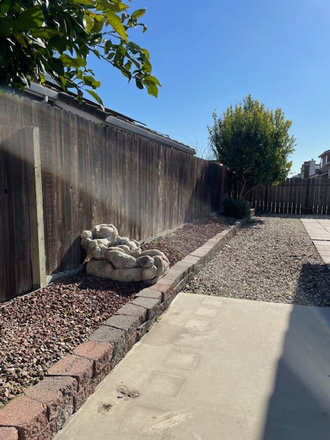 Building Photo - Beautiful 3 Bed / 2 Bath Manteca Home with...