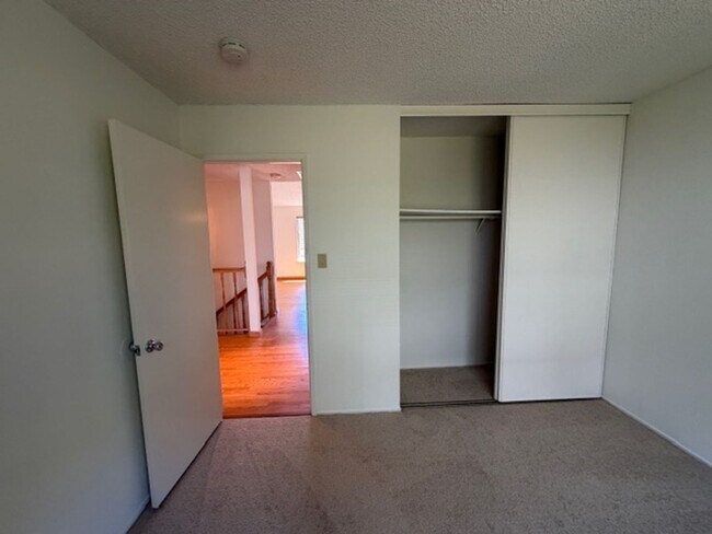 Building Photo - Gorgeous 4 Bed 3 bath