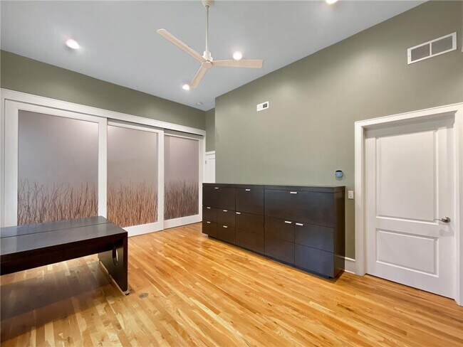 Building Photo - 300 Wall St