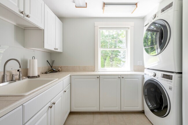 Building Photo - 2 Oak Knoll Rd