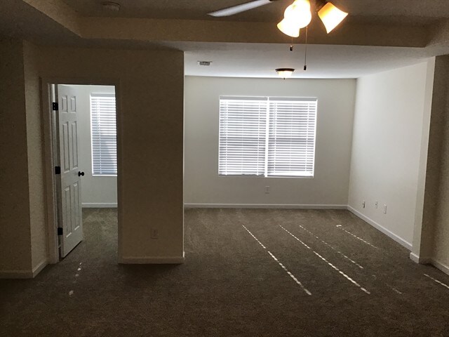 Building Photo - 708 White Oak Dr