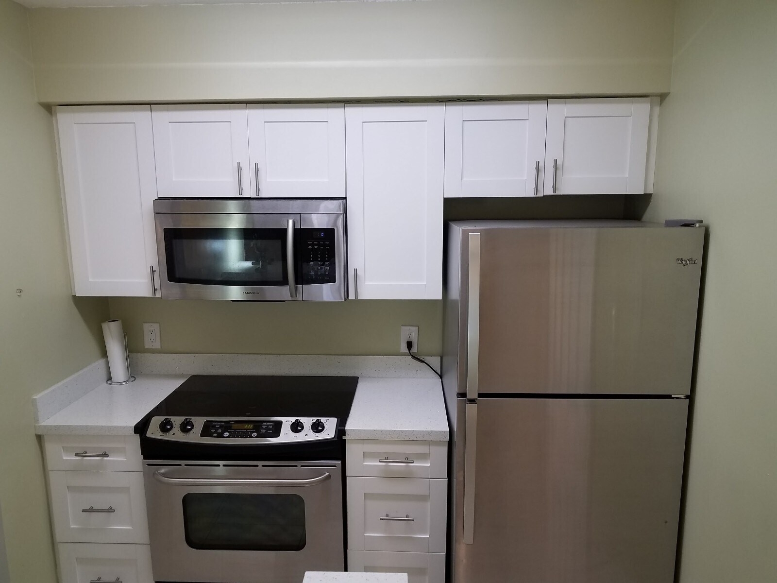 Functional kitchen w/ island for eating or sharing moment w/ your guests while you prepare dinner - 550 S Park Rd