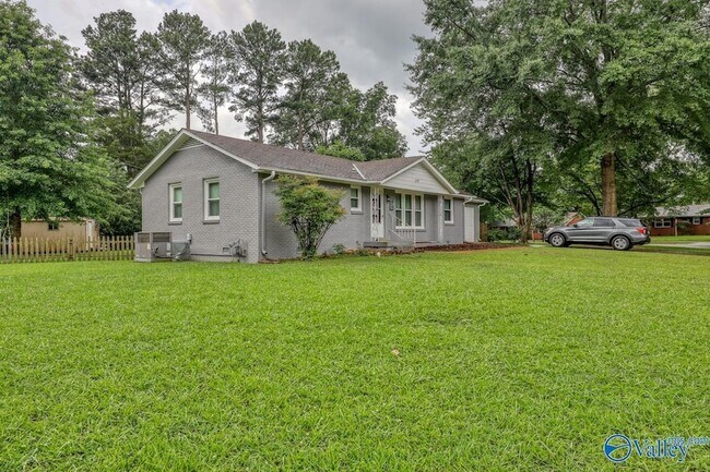 Building Photo - 619 Graycroft Dr SW