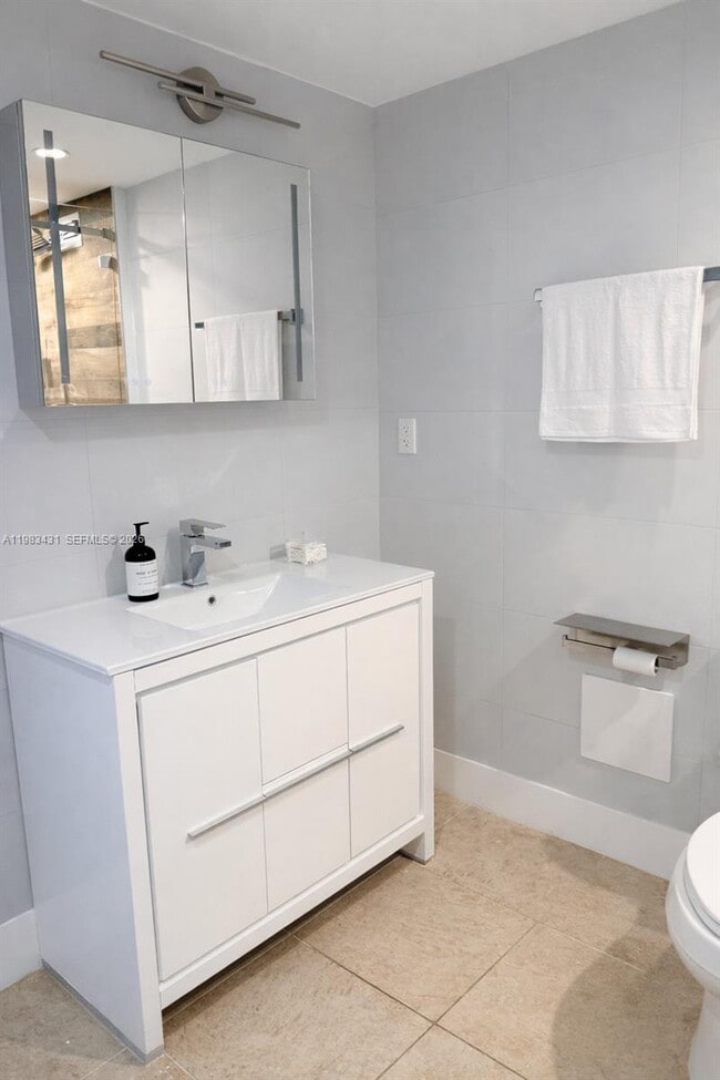 Building Photo - 2301 Collins Ave