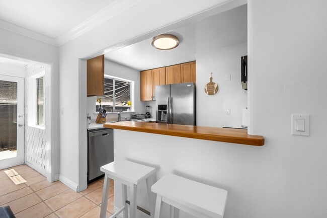 Building Photo - Charming 2 Bed 1 bath "fully furnished mon...
