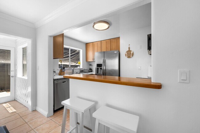 Building Photo - Charming 2 Bed 1 bath "fully furnished monthly rental" in La Jolla Village.