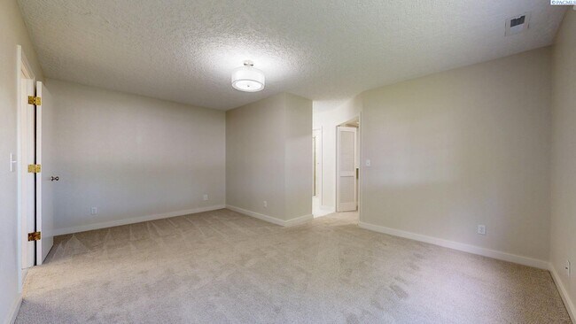 Building Photo - 2 bed, 2 bath townhome in Meadow Springs