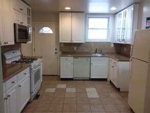Building Photo - 2 Bedrooms 2.5 Bathrooms