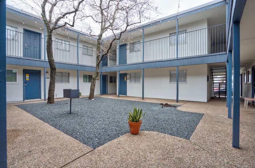 Building Photo - Manor Flats