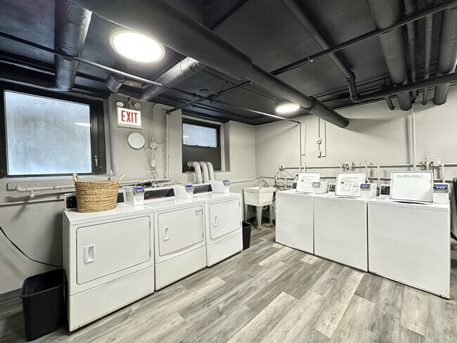 Building Photo - 716 W Belmont