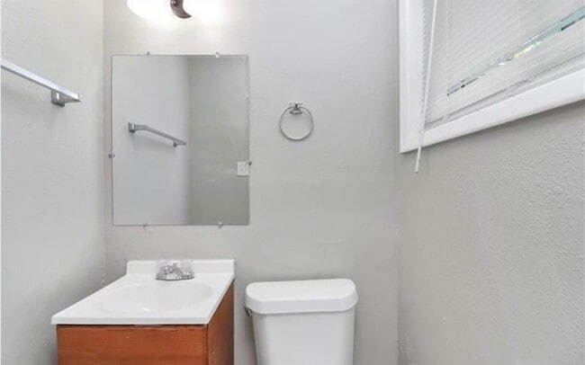 Building Photo - 3711 Daisy Dr