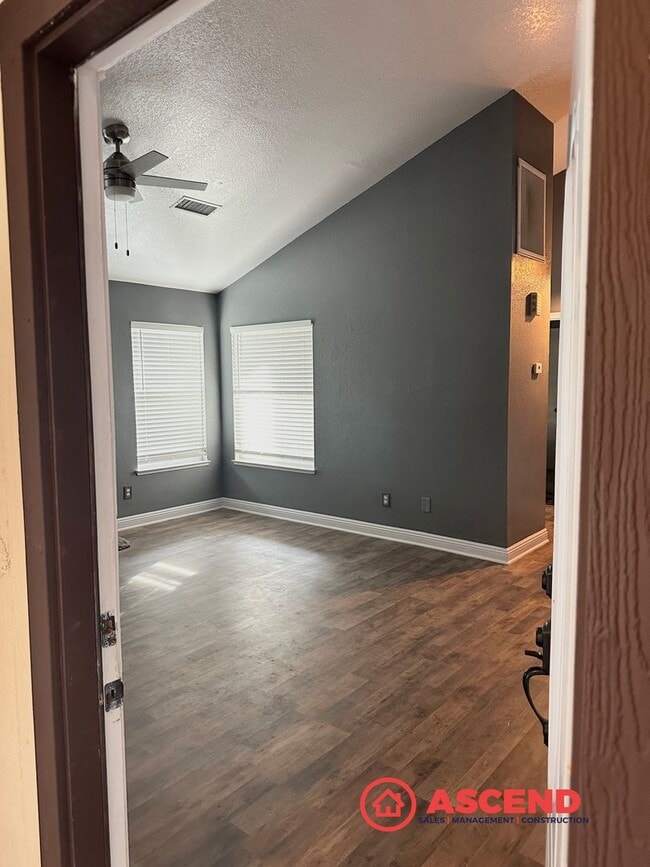 Building Photo - Charming Condo Located in HOA!