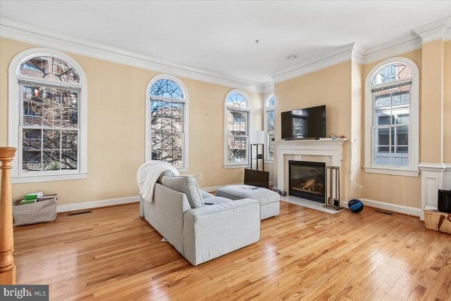 Building Photo - 1053 N Stuart St