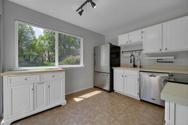 Building Photo - $2,695 - 3 Bed,  2.5 Bath Townhome in Arva...