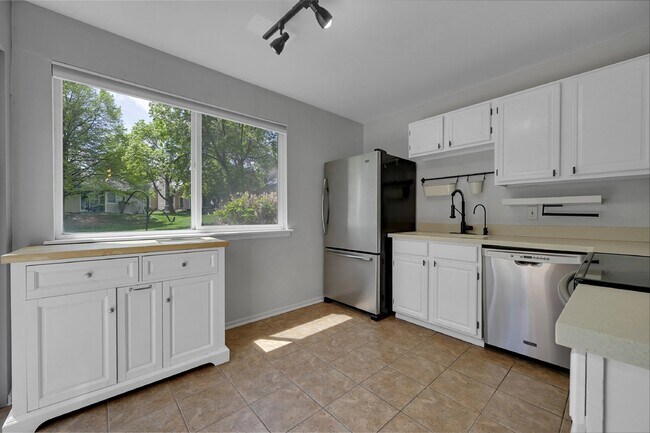 Building Photo - $2,800 - 3 Bed,  2.5 Bath Townhome in Arva...