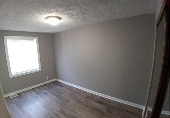 Building Photo - 3Br/1.5Ba Fully Renovated Townhouse