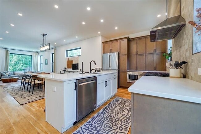 Building Photo - 829 Barnett St NE