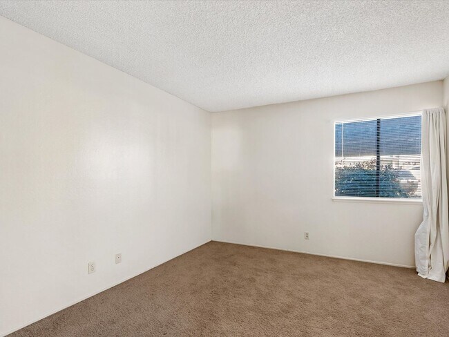 Building Photo - 2955 Lakeside Dr